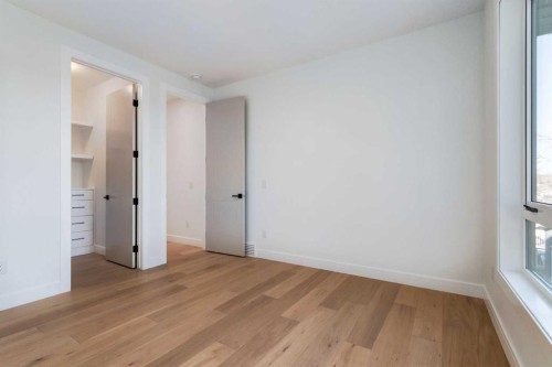 8812 33 Avenue Nw, Calgary, AB - Indoor Photo Showing Other Room