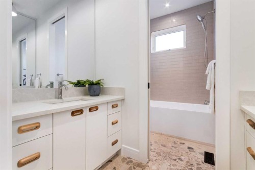 8812 33 Avenue Nw, Calgary, AB - Indoor Photo Showing Bathroom