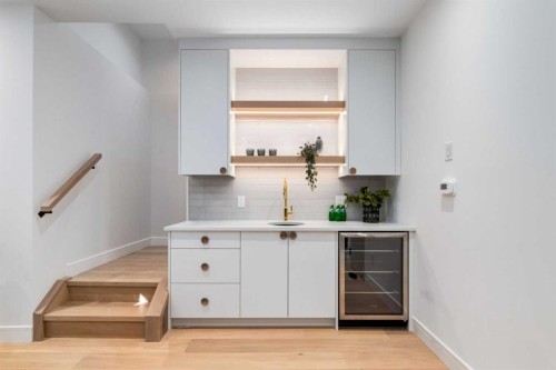 8812 33 Avenue Nw, Calgary, AB - Indoor Photo Showing Other Room