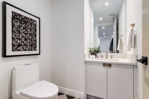 8812 33 Avenue Nw, Calgary, AB - Indoor Photo Showing Bathroom