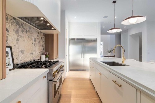 8812 33 Avenue Nw, Calgary, AB - Indoor Photo Showing Kitchen With Upgraded Kitchen