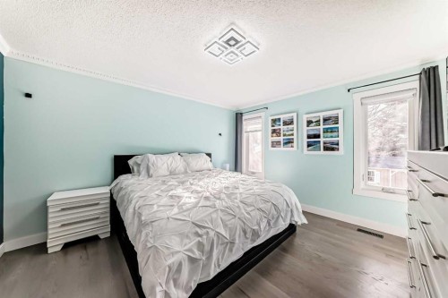 7 Sunset Crescent, Okotoks, AB - Indoor Photo Showing Bedroom