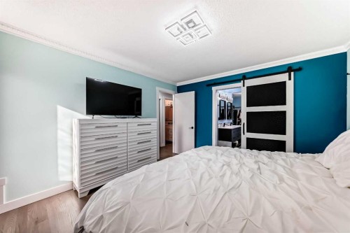 7 Sunset Crescent, Okotoks, AB - Indoor Photo Showing Bedroom