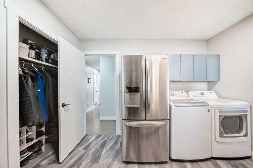 7 Sunset Crescent, Okotoks, AB - Indoor Photo Showing Laundry Room