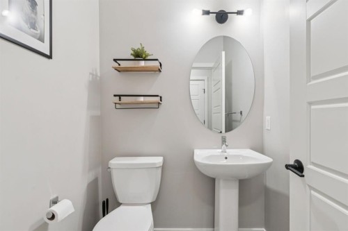 512 River Avenue, Cochrane, AB - Indoor Photo Showing Bathroom