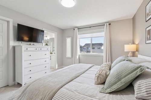 512 River Avenue, Cochrane, AB - Indoor Photo Showing Bedroom
