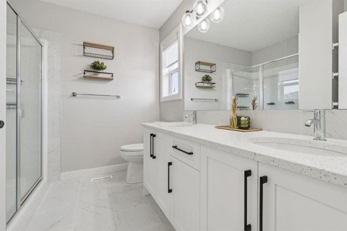512 River Avenue, Cochrane, AB - Indoor Photo Showing Bathroom