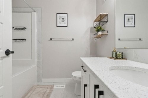 512 River Avenue, Cochrane, AB - Indoor Photo Showing Bathroom