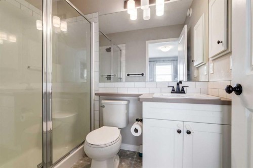 730 Belmont Drive Sw, Calgary, AB - Indoor Photo Showing Bathroom