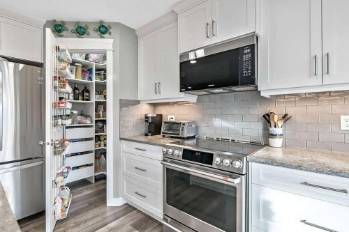 115 Cougarstone Square Sw, Calgary, AB - Indoor Photo Showing Kitchen