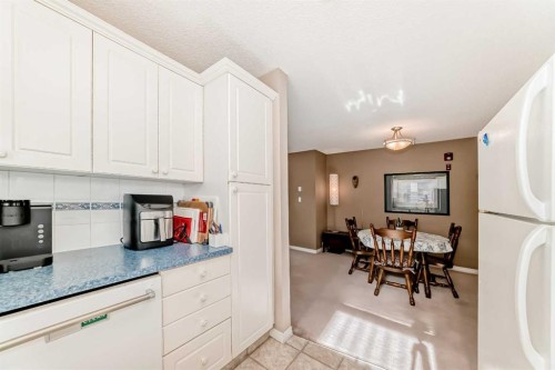 116-6800 Hunterview Drive Nw, Calgary, AB - Indoor Photo Showing Kitchen