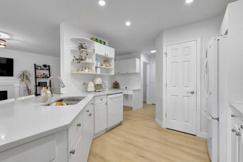 60 Saddlecrest Green Ne, Calgary, AB - Indoor Photo Showing Kitchen