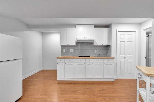 60 Saddlecrest Green Ne, Calgary, AB - Indoor Photo Showing Kitchen