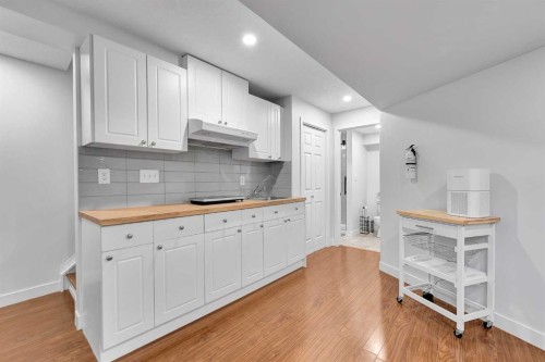 60 Saddlecrest Green Ne, Calgary, AB - Indoor Photo Showing Kitchen