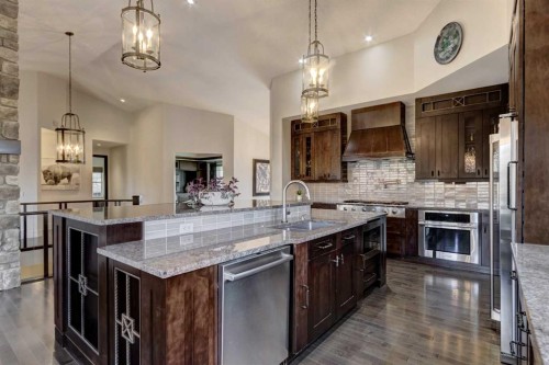 566 Pine Creek Ridge, Heritage Pointe, AB - Indoor Photo Showing Kitchen With Upgraded Kitchen