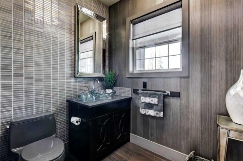 566 Pine Creek Ridge, Heritage Pointe, AB - Indoor Photo Showing Bathroom