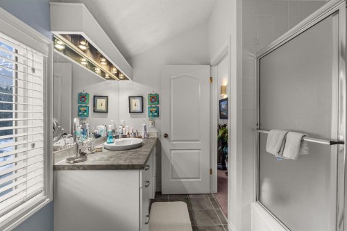 7-1017 Olympic Drive, Canmore, AB - Indoor Photo Showing Bathroom