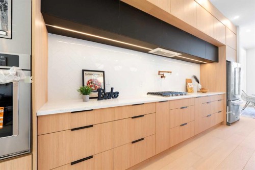 2105 7 Street Ne, Calgary, AB - Indoor Photo Showing Kitchen