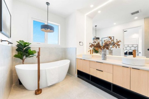 2105 7 Street Ne, Calgary, AB - Indoor Photo Showing Bathroom