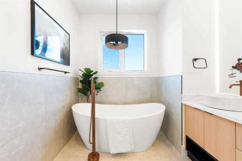 2105 7 Street Ne, Calgary, AB - Indoor Photo Showing Bathroom