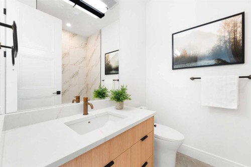 2105 7 Street Ne, Calgary, AB - Indoor Photo Showing Bathroom