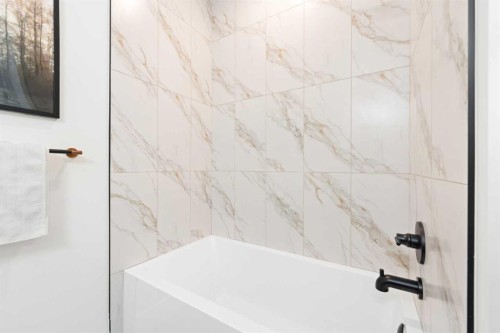 2105 7 Street Ne, Calgary, AB - Indoor Photo Showing Bathroom