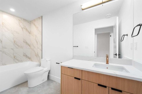 2105 7 Street Ne, Calgary, AB - Indoor Photo Showing Bathroom