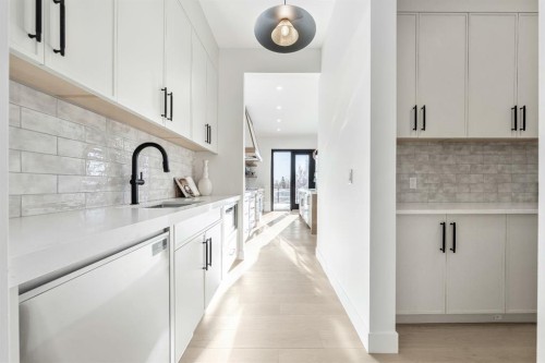 2755 Cannon Road Nw, Calgary, AB - Indoor Photo Showing Kitchen