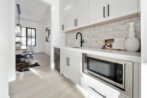 2755 Cannon Road Nw, Calgary, AB - Indoor Photo Showing Kitchen With Upgraded Kitchen