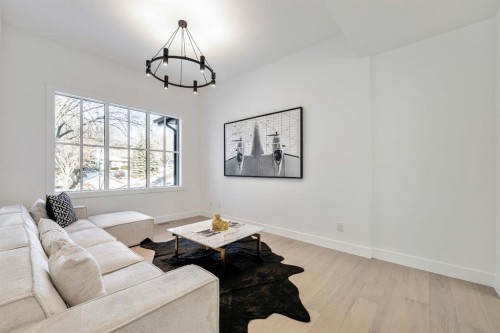 2755 Cannon Road Nw, Calgary, AB - Indoor Photo Showing Living Room