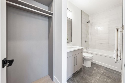 2755 Cannon Road Nw, Calgary, AB - Indoor Photo Showing Bathroom