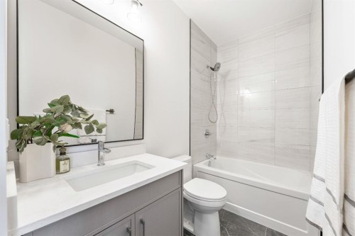 2755 Cannon Road Nw, Calgary, AB - Indoor Photo Showing Bathroom