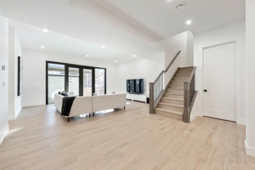 2755 Cannon Road Nw, Calgary, AB - Indoor Photo Showing Other Room