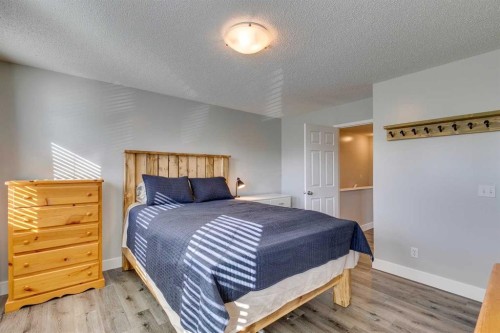 199 Everglen Way Sw, Calgary, AB - Indoor Photo Showing Bedroom
