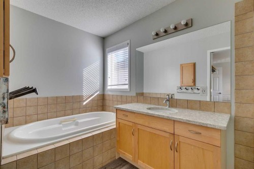 199 Everglen Way Sw, Calgary, AB - Indoor Photo Showing Bathroom