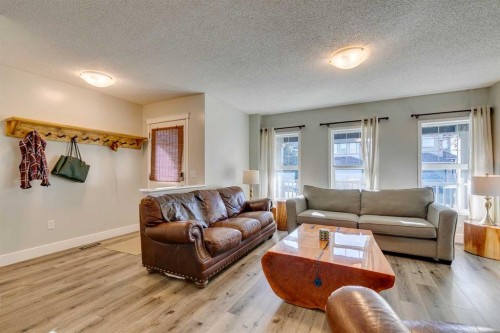 199 Everglen Way Sw, Calgary, AB - Indoor Photo Showing Living Room