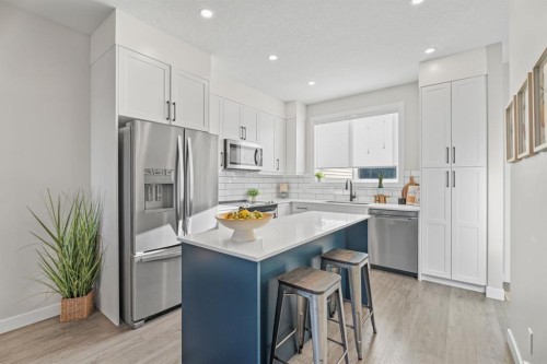 5 Larkspur Bend, Okotoks, AB - Indoor Photo Showing Kitchen With Stainless Steel Kitchen With Upgraded Kitchen