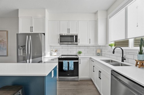 5 Larkspur Bend, Okotoks, AB - Indoor Photo Showing Kitchen With Stainless Steel Kitchen With Double Sink With Upgraded Kitchen