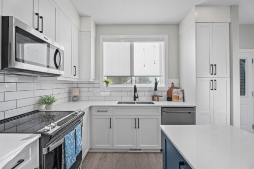 5 Larkspur Bend, Okotoks, AB - Indoor Photo Showing Kitchen With Stainless Steel Kitchen With Double Sink With Upgraded Kitchen