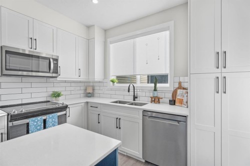 5 Larkspur Bend, Okotoks, AB - Indoor Photo Showing Kitchen With Double Sink With Upgraded Kitchen