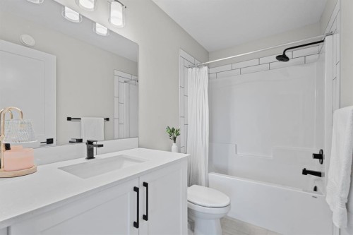 5 Larkspur Bend, Okotoks, AB - Indoor Photo Showing Bathroom