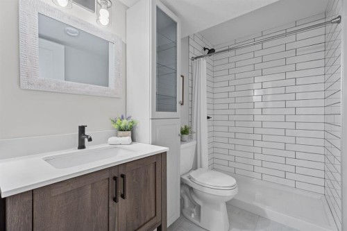 5 Larkspur Bend, Okotoks, AB - Indoor Photo Showing Bathroom