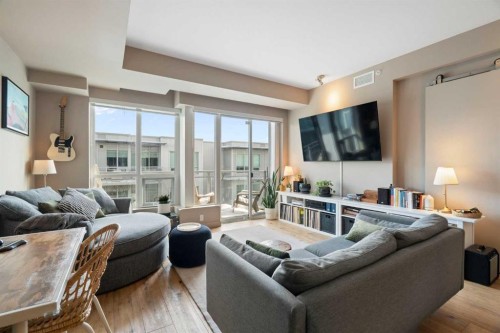 610-63 Inglewood Park Se, Calgary, AB - Indoor Photo Showing Living Room