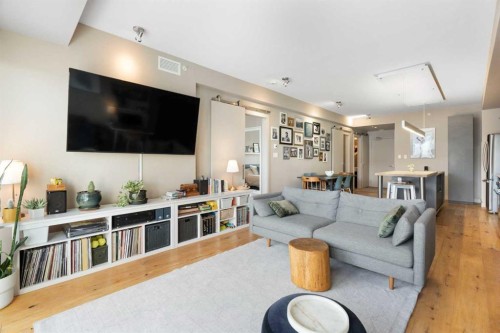 610-63 Inglewood Park Se, Calgary, AB - Indoor Photo Showing Living Room