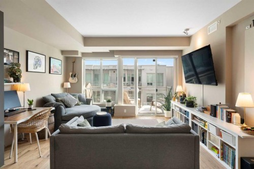 610-63 Inglewood Park Se, Calgary, AB - Indoor Photo Showing Living Room