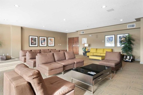 610-63 Inglewood Park Se, Calgary, AB - Indoor Photo Showing Living Room