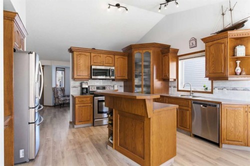 247 Cambridge Crescent, Strathmore, AB - Indoor Photo Showing Kitchen With Stainless Steel Kitchen