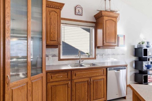 247 Cambridge Crescent, Strathmore, AB - Indoor Photo Showing Kitchen With Double Sink