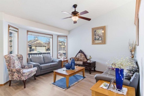 247 Cambridge Crescent, Strathmore, AB - Indoor Photo Showing Living Room