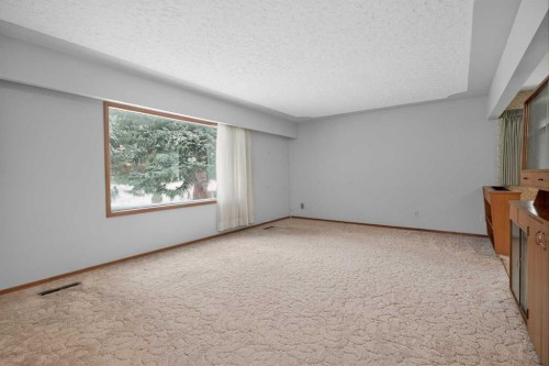 337 Capri Avenue Nw, Calgary, AB - Indoor Photo Showing Other Room